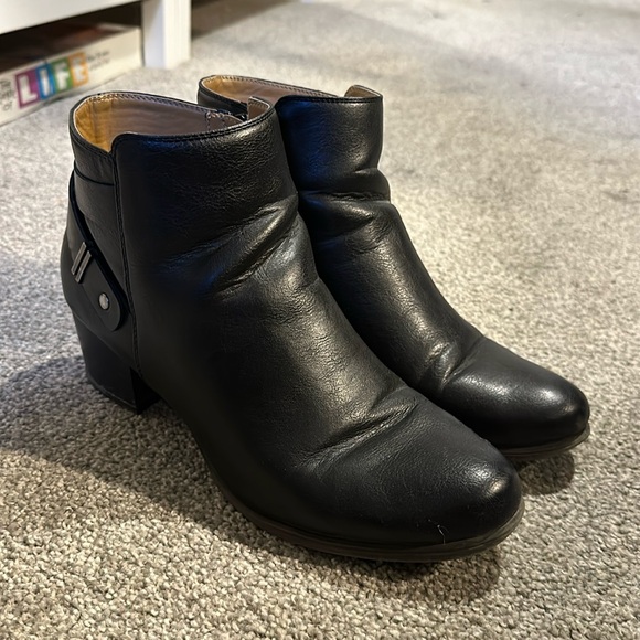 Block heeled booties - Picture 2 of 8